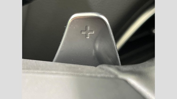 2017 認定中古車 Jaguar XE Yulong White RWD ＸＥ Ｒ－スポーツ