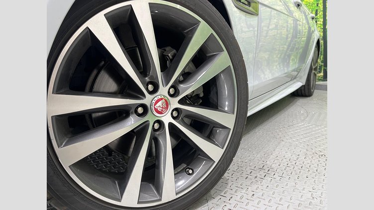 2017 認定中古車 Jaguar XE Yulong White RWD ＸＥ Ｒ－スポーツ