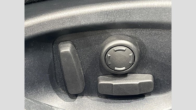 2017 認定中古車 Jaguar XE Yulong White RWD ＸＥ Ｒ－スポーツ