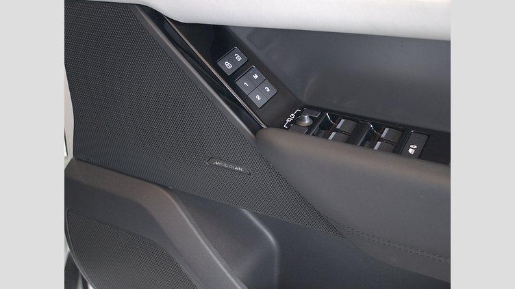 2024 認定中古車 Land Rover Range Rover Velar フジホワイト P400eプラグインハイブリッド（ガソリン） スタンダードホイールベース Dynamic HSE