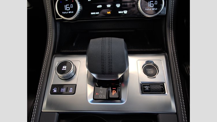 2024 認定中古車 Jaguar F-Pace オストゥーニパールホワイト P400e ガソリン プラグインハイブリッド R-DYNAMIC SE