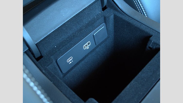 2024 認定中古車 Jaguar F-Pace オストゥーニパールホワイト P400e ガソリン プラグインハイブリッド R-DYNAMIC SE