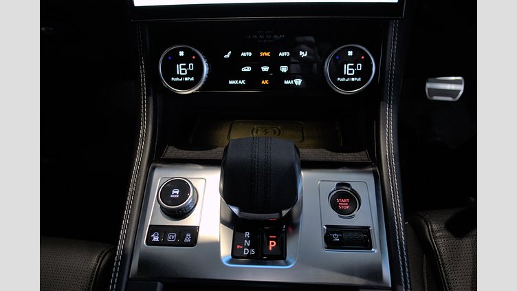 2024 認定中古車 Jaguar F-Pace オストゥーニパールホワイト P400e ガソリン プラグインハイブリッド R-DYNAMIC SE