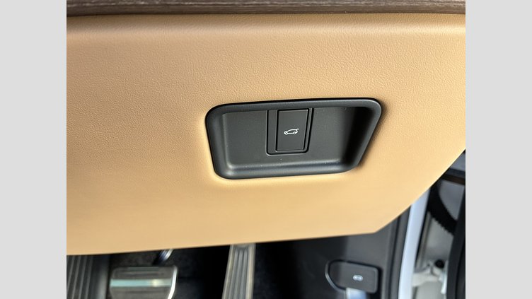 2024 認定中古車 Land Rover Range Rover オストゥーニパールホワイト（お取り扱いの有無については正規ディーラーにお問い合わせください） D350 AWD MHEV（AT） スタンダードホイールベース SE