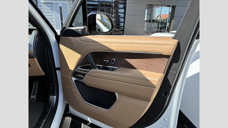 2024 認定中古車 Land Rover Range Rover オストゥーニパールホワイト（お取り扱いの有無については正規ディーラーにお問い合わせください） D350 AWD MHEV（AT） スタンダードホイールベース SE