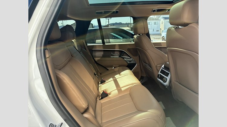 2024 認定中古車 Land Rover Range Rover オストゥーニパールホワイト（お取り扱いの有無については正規ディーラーにお問い合わせください） D350 AWD MHEV（AT） スタンダードホイールベース SE