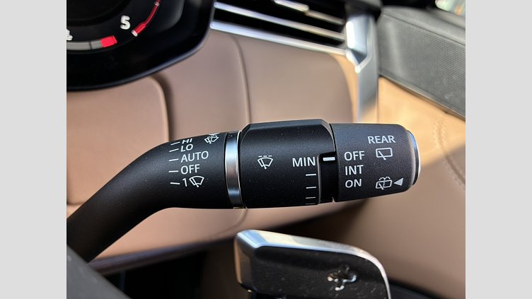 2024 認定中古車 Land Rover Range Rover オストゥーニパールホワイト（お取り扱いの有無については正規ディーラーにお問い合わせください） D350 AWD MHEV（AT） スタンダードホイールベース SE