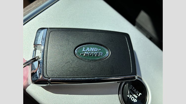 2024 認定中古車 Land Rover Range Rover オストゥーニパールホワイト（お取り扱いの有無については正規ディーラーにお問い合わせください） D350 AWD MHEV（AT） スタンダードホイールベース SE