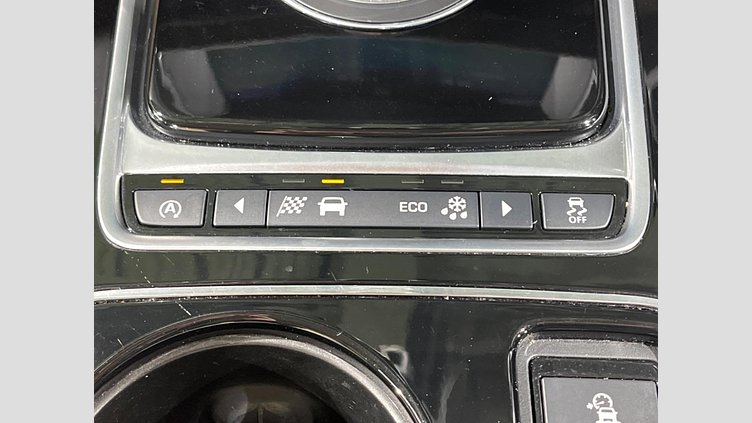 2016 認定中古車 Jaguar XE Loire Blue 2WD プレステージ