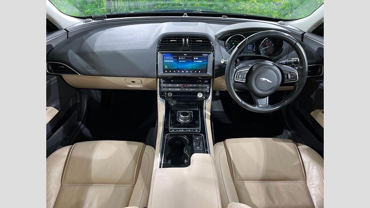 2016 認定中古車 Jaguar XE Loire Blue 2WD プレステージ