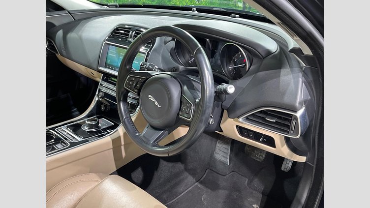 2016 認定中古車 Jaguar XE Loire Blue 2WD プレステージ