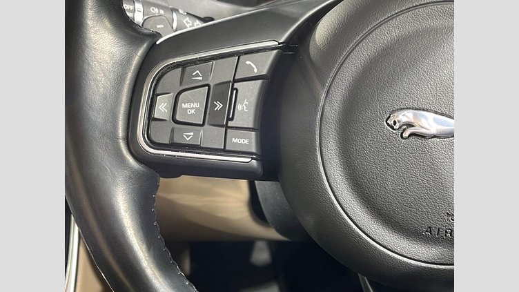 2016 認定中古車 Jaguar XE Loire Blue 2WD プレステージ