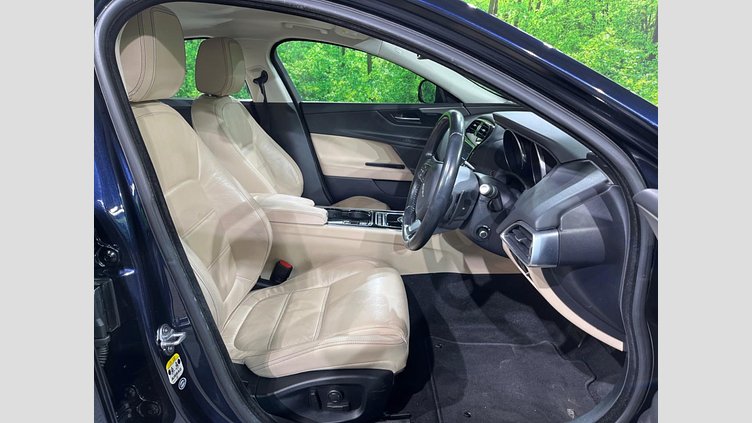 2016 認定中古車 Jaguar XE Loire Blue 2WD プレステージ