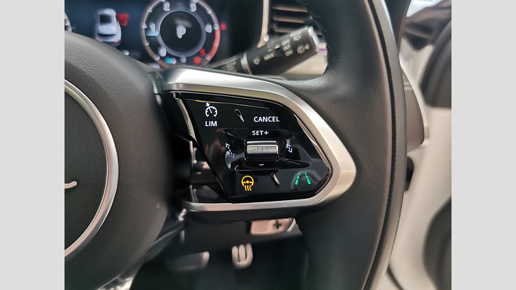 2024 認定中古車 Jaguar F-Pace オストゥーニパールホワイト D204 AWD（オートマチック）MHEV R-DYNAMIC SE