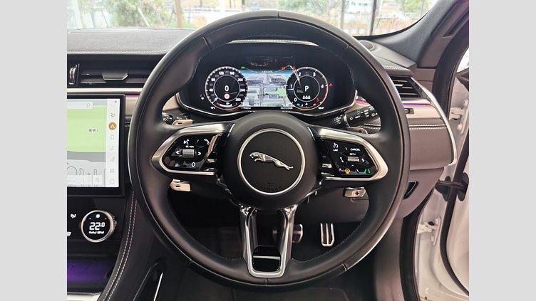 2024 認定中古車 Jaguar F-Pace オストゥーニパールホワイト D204 AWD（オートマチック）MHEV R-DYNAMIC SE