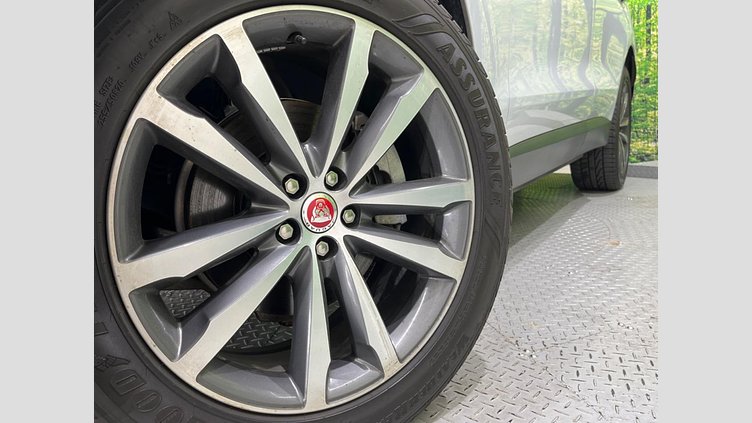 2016 認定中古車 Jaguar F-Pace Yulong White 4WD プレステージ