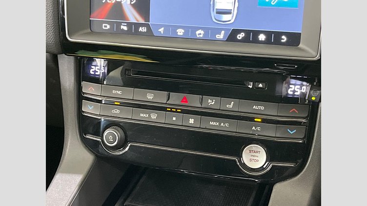 2016 認定中古車 Jaguar F-Pace Yulong White 4WD プレステージ