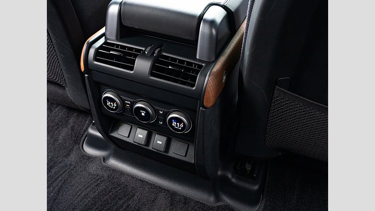 2023 認定中古車 Land Rover Defender 110 ハクバシルバー D300 AWD（AT） X　D300