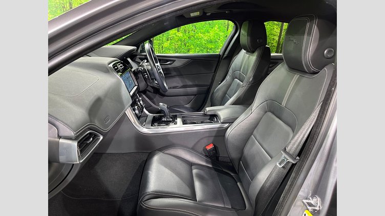 2021 認定中古車 Jaguar XE アイガーグレー D200 AWD（オートマチック）MHEV R-DYNAMIC S D200 AWD