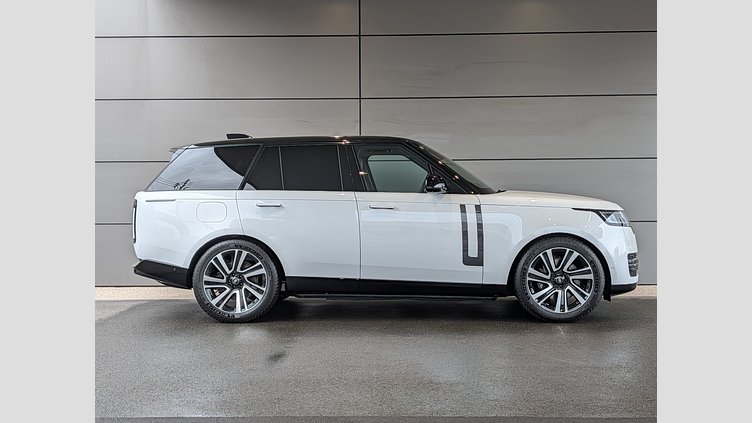 2024 認定中古車 Land Rover Range Rover オストゥーニパールホワイト（お取り扱いの有無については正規ディーラーにお問い合わせください） P550 AWD PHEV（AT） スタンダードホイールベース HSE