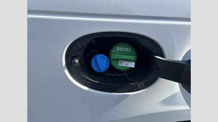 2024 認定中古車 Land Rover Range Rover Velar オストゥーニパールホワイト D200マイルドハイブリッド（ディーゼル） スタンダードホイールベース Dynamic SE