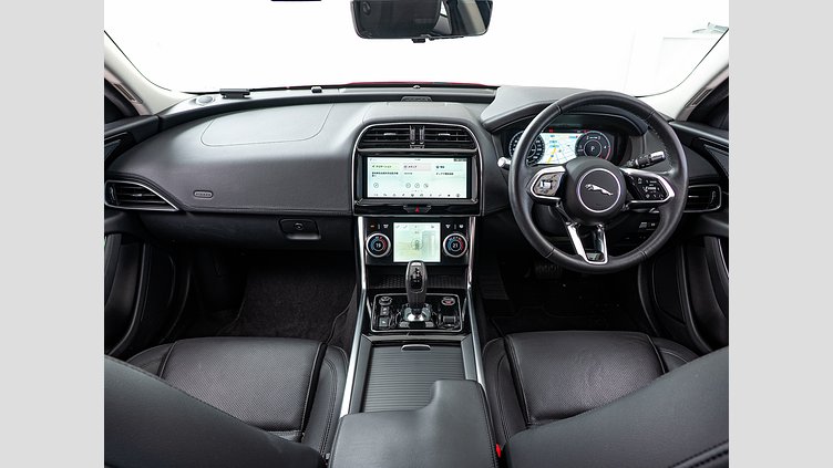 2019 認定中古車 Jaguar XE カルデラレッド D180 RWD AUTOMATIC S D180