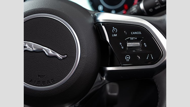 2019 認定中古車 Jaguar XE カルデラレッド D180 RWD AUTOMATIC S D180