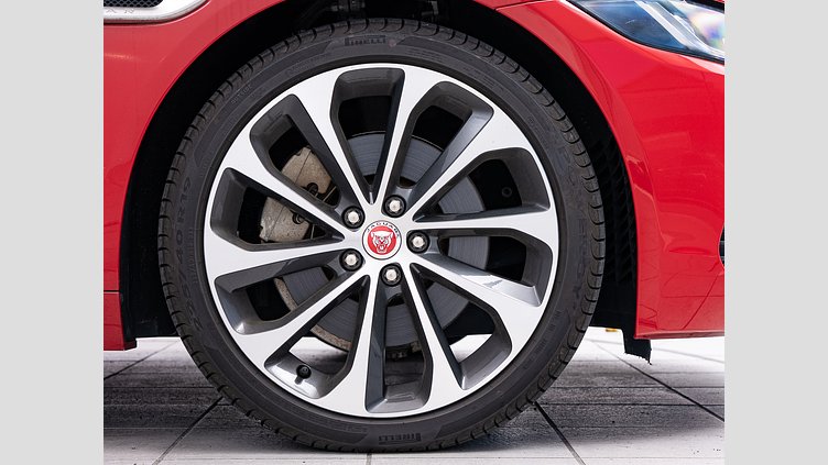 2019 認定中古車 Jaguar XE カルデラレッド D180 RWD AUTOMATIC S D180