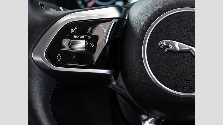 2019 認定中古車 Jaguar XE カルデラレッド D180 RWD AUTOMATIC S D180