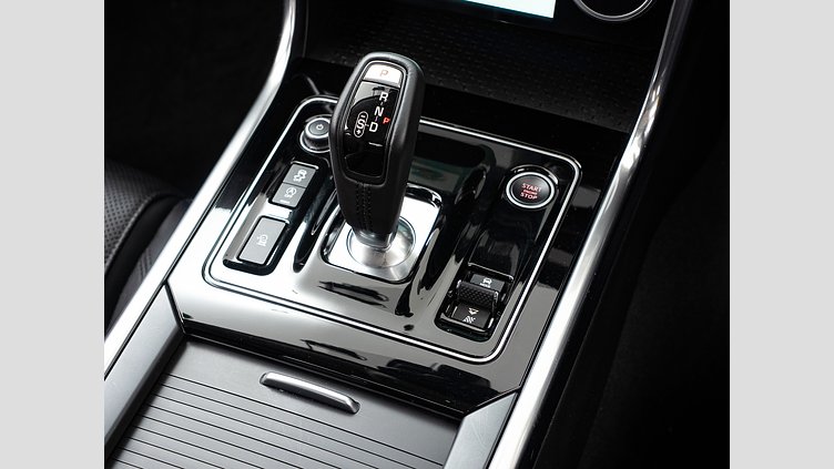 2019 認定中古車 Jaguar XE カルデラレッド D180 RWD AUTOMATIC S D180