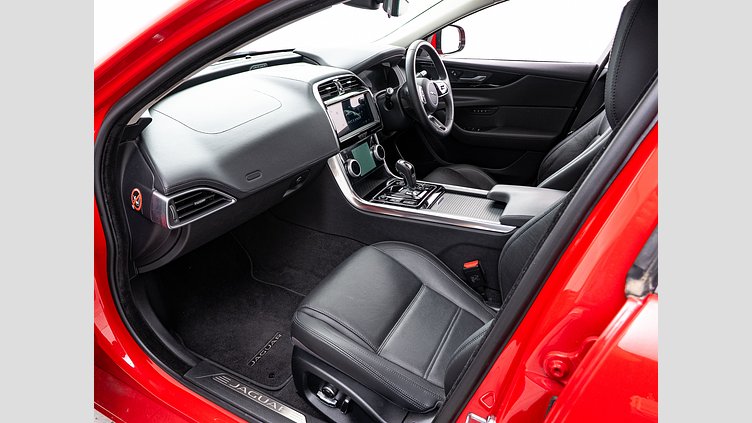 2019 認定中古車 Jaguar XE カルデラレッド D180 RWD AUTOMATIC S D180