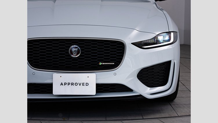 2019 認定中古車 Jaguar XE ユーロンホワイト P250 RWD AUTOMATIC R-DYNAMIC SE　P250
