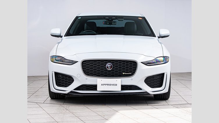 2019 認定中古車 Jaguar XE ユーロンホワイト P250 RWD AUTOMATIC R-DYNAMIC SE　P250