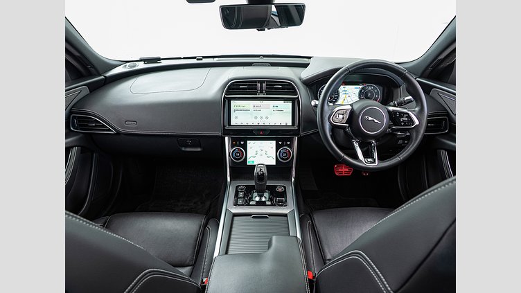 2019 認定中古車 Jaguar XE ユーロンホワイト P250 RWD AUTOMATIC R-DYNAMIC SE　P250