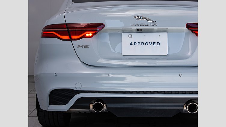 2019 認定中古車 Jaguar XE ユーロンホワイト P250 RWD AUTOMATIC R-DYNAMIC SE　P250