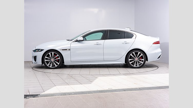 2019 認定中古車 Jaguar XE ユーロンホワイト P250 RWD AUTOMATIC R-DYNAMIC SE　P250