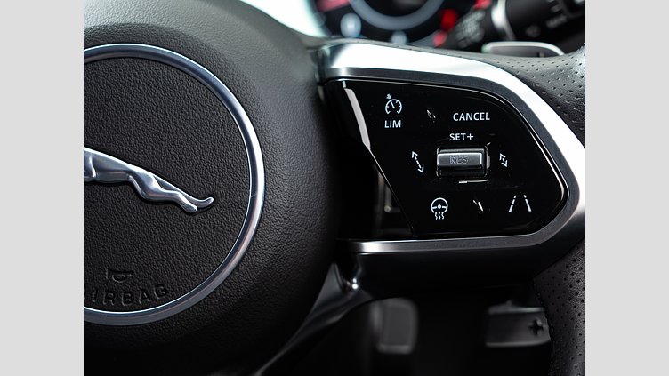 2019 認定中古車 Jaguar XE ユーロンホワイト P250 RWD AUTOMATIC R-DYNAMIC SE　P250