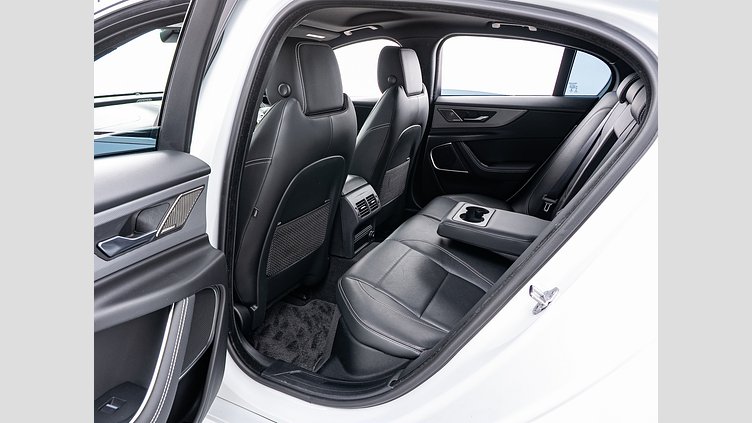 2019 認定中古車 Jaguar XE ユーロンホワイト P250 RWD AUTOMATIC R-DYNAMIC SE　P250