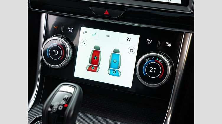 2019 認定中古車 Jaguar XE ユーロンホワイト P250 RWD AUTOMATIC R-DYNAMIC SE　P250