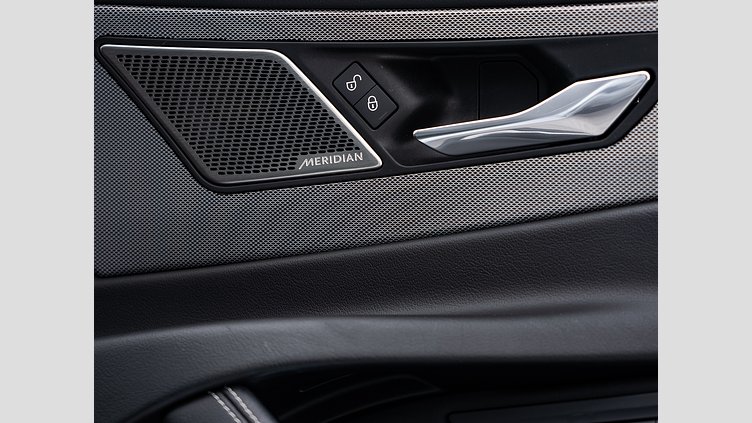 2019 認定中古車 Jaguar XE ユーロンホワイト P250 RWD AUTOMATIC R-DYNAMIC SE　P250