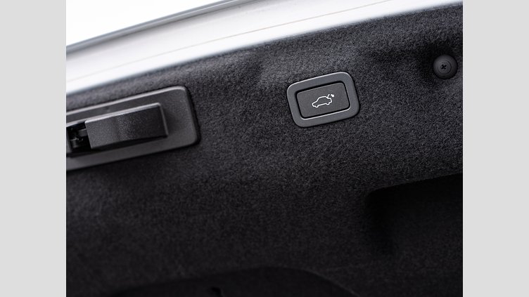 2019 認定中古車 Jaguar XE ユーロンホワイト P250 RWD AUTOMATIC R-DYNAMIC SE　P250