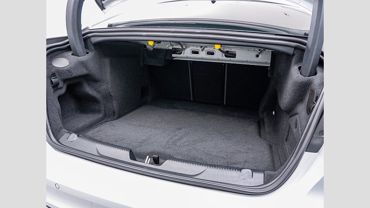 2019 認定中古車 Jaguar XE ユーロンホワイト P250 RWD AUTOMATIC R-DYNAMIC SE　P250