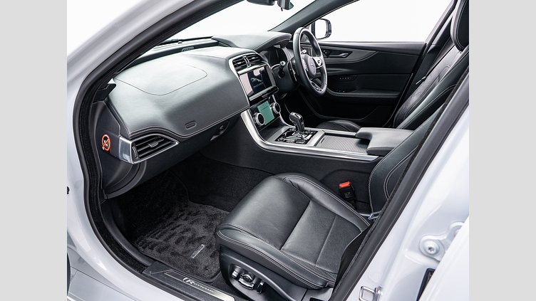 2019 認定中古車 Jaguar XE ユーロンホワイト P250 RWD AUTOMATIC R-DYNAMIC SE　P250