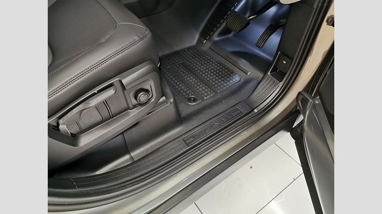 2025 認定中古車 Land Rover Defender 110 シリコンシルバー D350 ディーゼルマイルドハイブリッド S