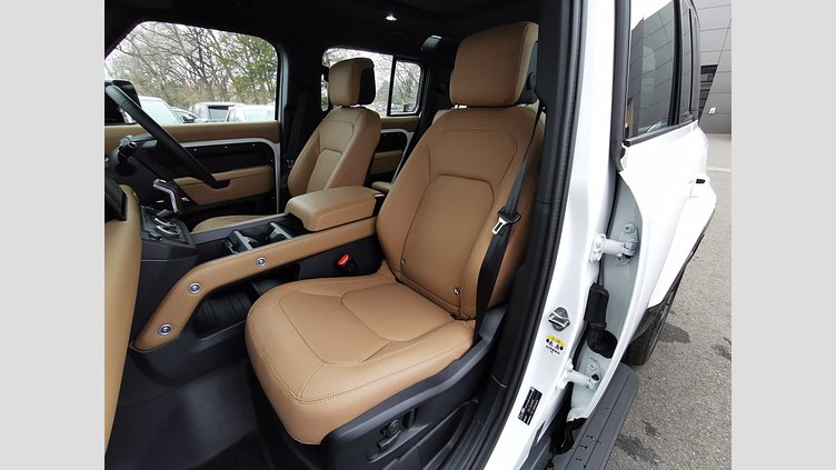 2025 認定中古車 Land Rover Defender 110 フジホワイト D350 ディーゼルマイルドハイブリッド X-Dynamic HSE