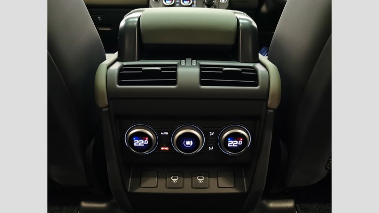 2025 認定中古車 Land Rover Defender 110 シリコンシルバー D350 ディーゼルマイルドハイブリッド X-Dynamic HSE