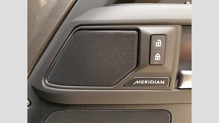 2025 認定中古車 Land Rover Defender 110 シリコンシルバー D350 ディーゼルマイルドハイブリッド X-Dynamic HSE