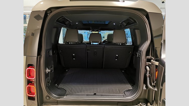 2025 認定中古車 Land Rover Defender 110 シリコンシルバー D350 ディーゼルマイルドハイブリッド X-Dynamic HSE