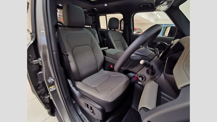 2025 認定中古車 Land Rover Defender 110 シリコンシルバー D350 ディーゼルマイルドハイブリッド X-Dynamic HSE