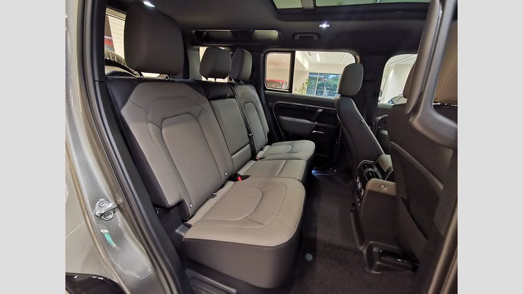 2025 認定中古車 Land Rover Defender 110 シリコンシルバー D350 ディーゼルマイルドハイブリッド X-Dynamic HSE